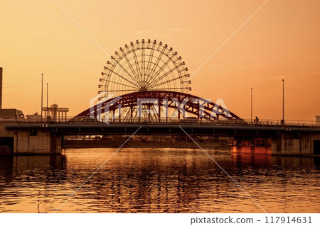 Nagoya city, Nakagawa Bridge and Ferris wheel at Port of Nagoya Aquarium at sunrise 117914631