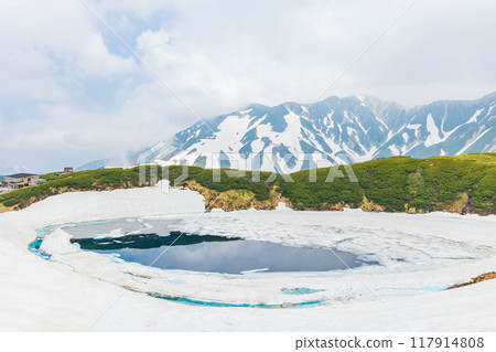 初夏的立山黑部阿爾卑斯山脈路線、積雪的室堂平、禦庫裡池 117914808