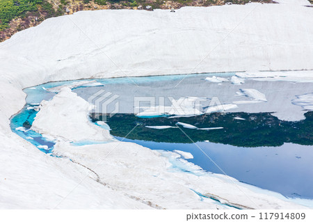 初夏的立山黑部阿爾卑斯山脈路線、積雪的室堂平、禦庫裡池 117914809