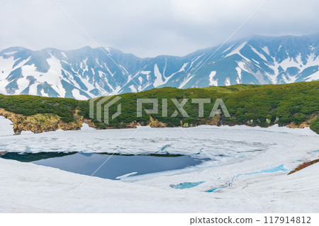Early summer on the Tateyama Kurobe Alpine Route: Murododaira and Mikurigaike pond still covered in snow 117914812