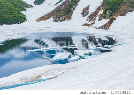 初夏的立山黑部阿爾卑斯山脈路線、積雪的室堂平、禦庫裡池 117914821