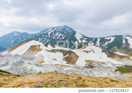 Tateyama Kurobe Alpine Route in early summer: Murododaira and Jigokudani with snow still remaining 117914827