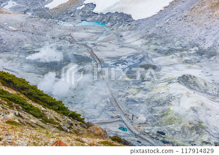 Tateyama Kurobe Alpine Route in early summer: Murododaira and Jigokudani with snow still remaining 117914829