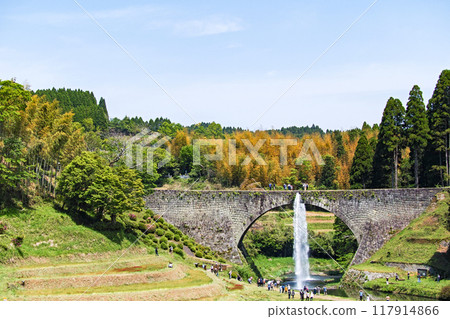 Kumamoto Prefecture / A distant view of Tsujun Bridge during the new green season 117914866