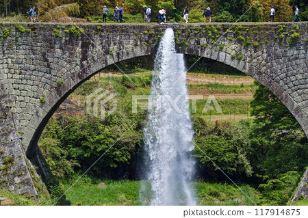Kumamoto Prefecture / A distant view of Tsujun Bridge during the new green season 117914875