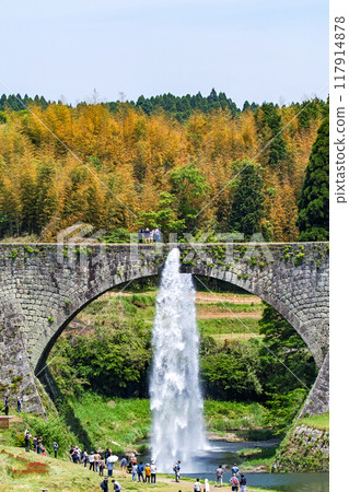 熊本縣/放水時的新綠色季節通潤橋的遠景 117914878