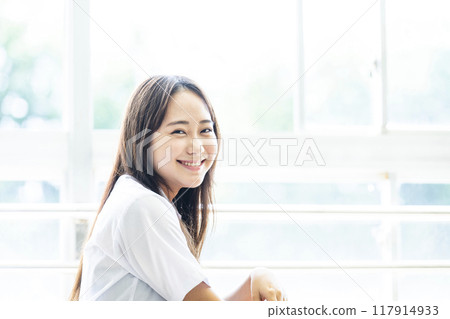 坐在教室椅子上的高中女孩 117914933