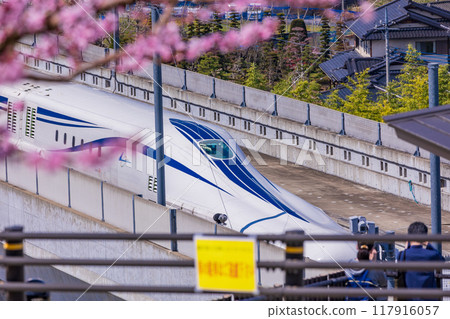 【山梨縣】人們近距離觀察實驗軌道上運行的直線電機車 117916057