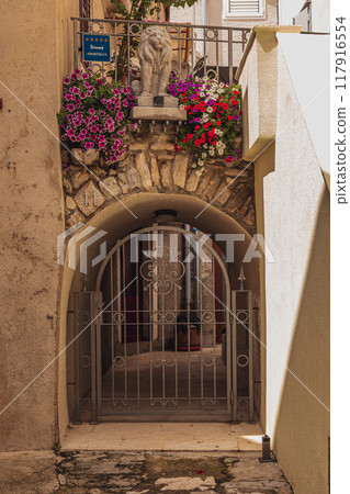 Krk Croatia 26.06.24 Beautiful entrance to the house under an arch with flowers Krk Croatia 26.06.24 Beautiful entrance to the house under an arch with flowers 117916554