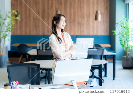 Business woman working in the office Business woman working in the office 117916913