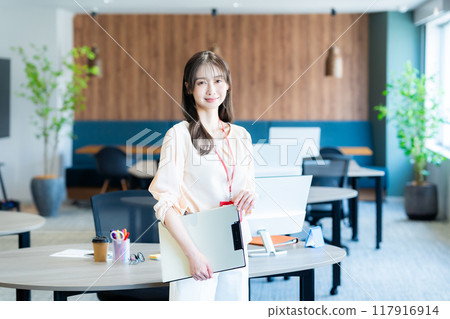 在辦公室工作的女商人 117916914