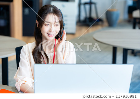 Female operator working in the office 117916981