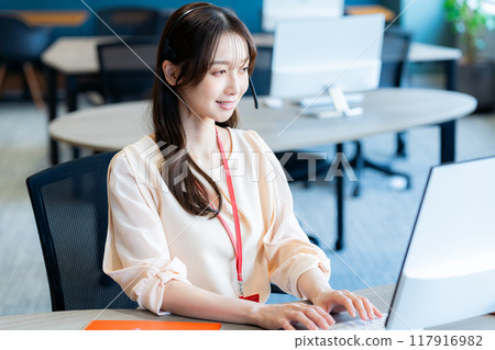 Female operator working in the office 117916982