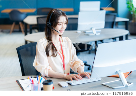 在辦公室工作的女性操作員 117916986