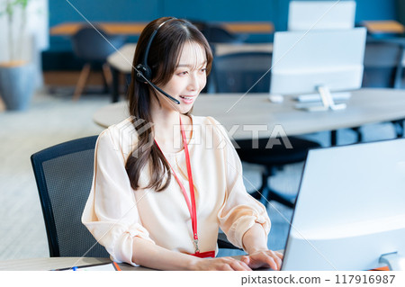 在辦公室工作的女性操作員 117916987