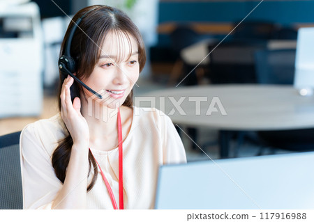 在辦公室工作的女性操作員 117916988