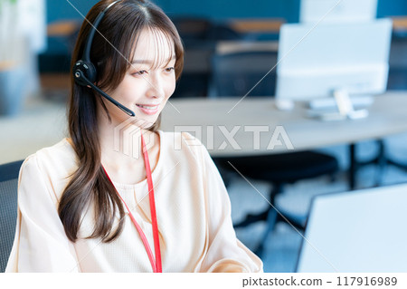 在辦公室工作的女性操作員 117916989