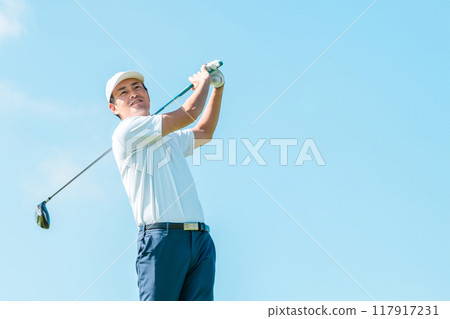 在高爾夫球場打高爾夫球的高爾夫球手（微笑、發球、高爾夫比賽） 117917231