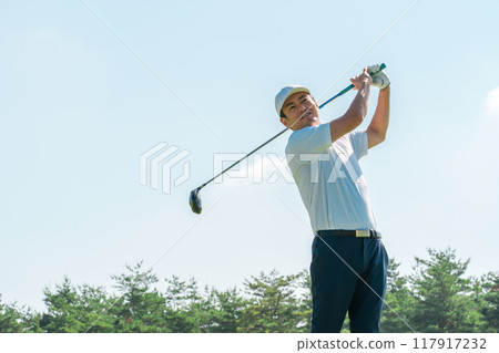 在高爾夫球場打高爾夫球的高爾夫球手（微笑、發球、高爾夫比賽） 117917232