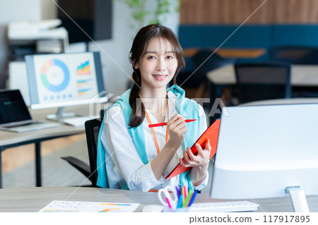 Business woman working in the office 117917895