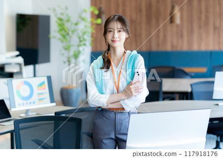 有一部智能手機的女商人在辦公室 117918176