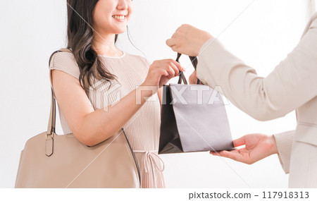 女性購物者在奢侈品店（百貨公司、百貨公司、品牌商品）收到紙袋和產品 117918313