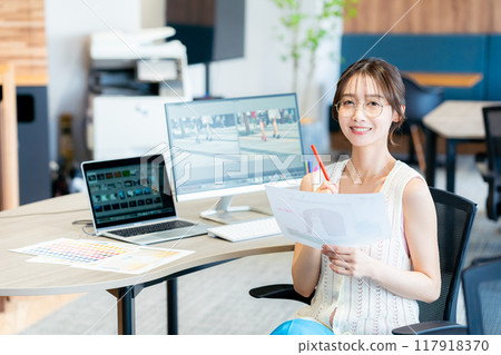 Creatives working in an office 117918370