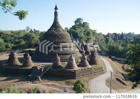 Rattanaboon Chedi It is a bell-shaped pagoda. that is very large The circumference is approximately 104 meters. It is located in the pagoda field of Mrauk city in Myanmar. 117918619