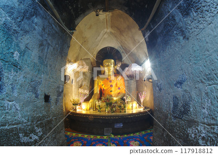 Buddha statue in a tunnel-like balcony with a length of almost 100 meters on each side at Wat Shitetaung Praya. Located at Mrauk-U city in Myanmar. 117918812