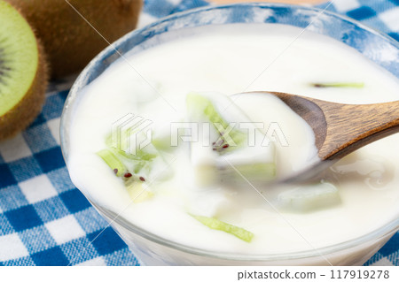 Delicious yogurt with kiwi fruit 117919278
