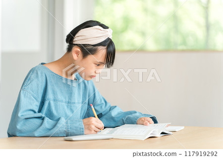 國中和高中女生學習(家庭作業、動機轉換、入學考試學習、學習、教育) 國中和高中女生學習(家庭作業、動機轉換、入學考試學習、學習、教育) 117919292