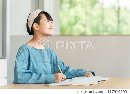 國中、高中女生學習(作業、準備、學習、教育) 國中、高中女生學習(作業、準備、學習、教育) 117919293