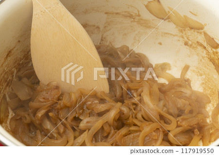 Onion gratin soup, caramelized onions, baguette, cheese 117919550