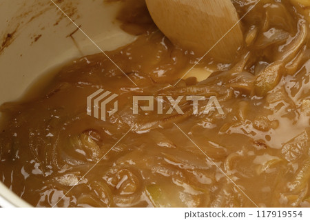 Onion gratin soup, caramelized onions, baguette, cheese Onion gratin soup, caramelized onions, baguette, cheese 117919554