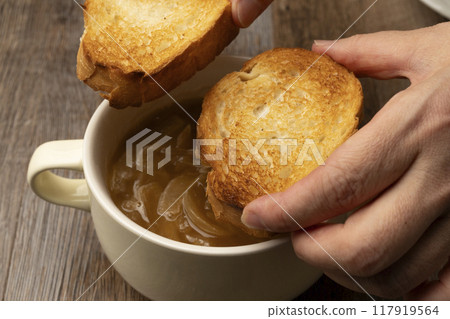 Onion gratin soup, caramelized onions, baguette, cheese Onion gratin soup, caramelized onions, baguette, cheese 117919564