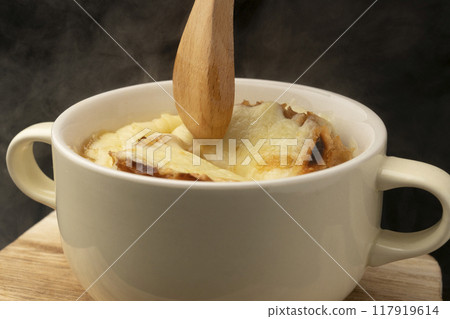 Onion gratin soup lifted with spoon 117919614