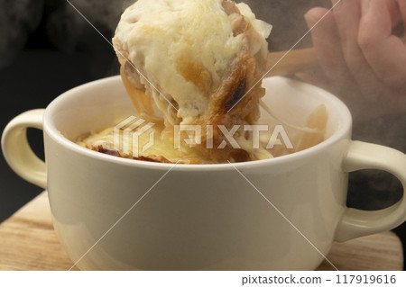 用湯匙舀起洋蔥焗湯 117919616