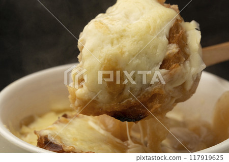 Onion gratin soup lifted with spoon 117919625