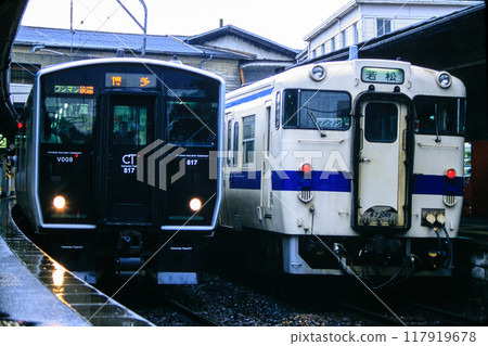 817系和Kiha 47系柴油列車在折尾站（JR九州）排隊 117919678