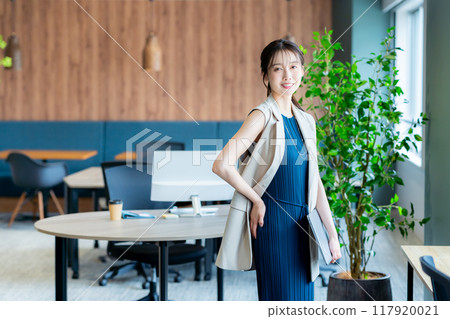 Business woman working in the office 117920021