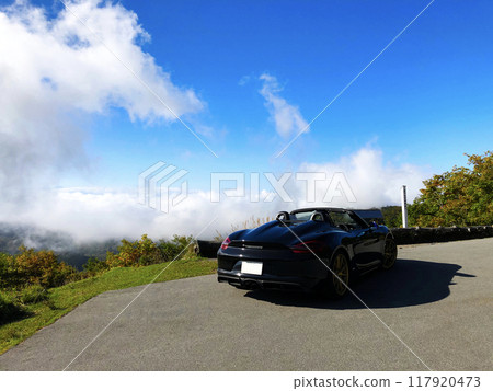 雲海與黑色敞篷車 117920473