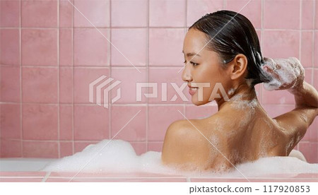 沐浴時間女性美女泡泡浴洗髮形象 117920853