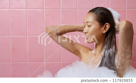 沐浴時間女性美女泡泡浴洗髮形象 117920855
