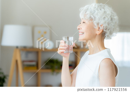 Senior women with cups 117921556