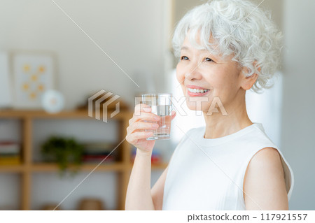 有杯子的資深婦女 117921557