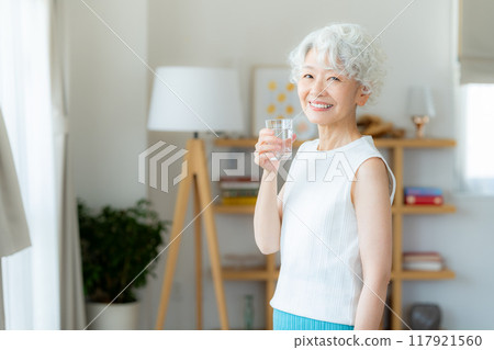 有杯子的資深婦女 117921560