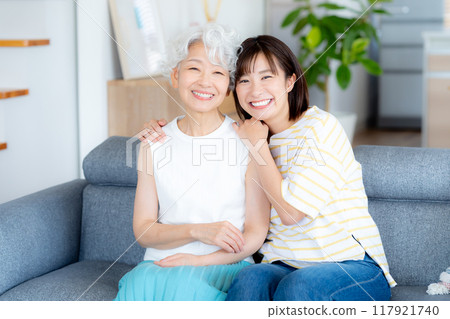 好朋友和父母在客廳放鬆 117921740