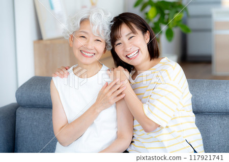 好朋友和父母在客廳放鬆 117921741