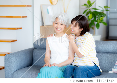 Good friends and parents relaxing in the living room 117921742