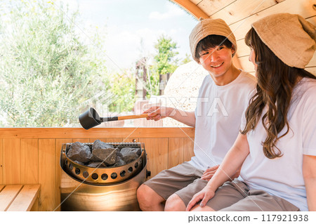 年輕夫婦在三溫暖 117921938